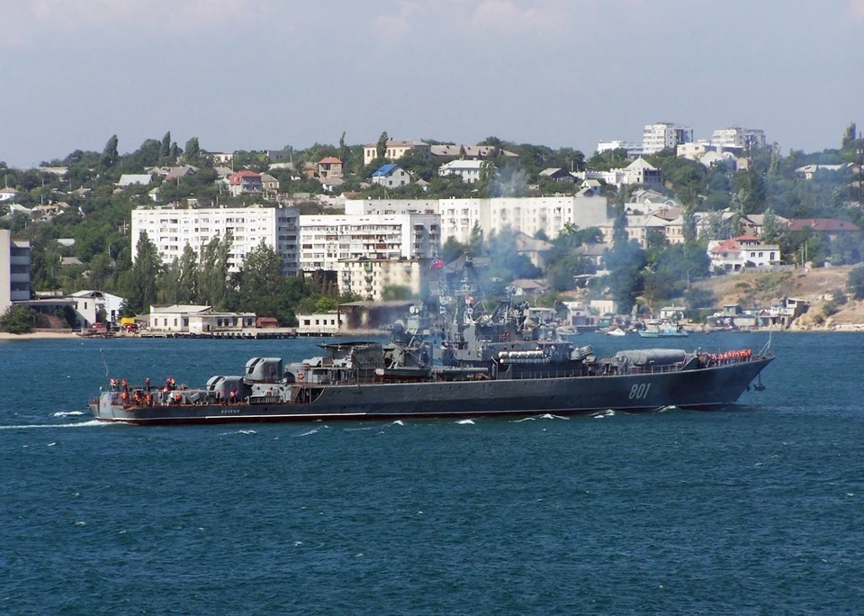 Сторожевой корабль «Ладный» проходит по Севастопольской бухте. Фото: kchf.ru