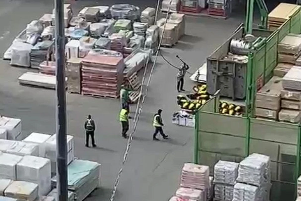 Работники лихо раздолбили иностранную технику. Фото: скриншот из видео «АСТ-54 Black».