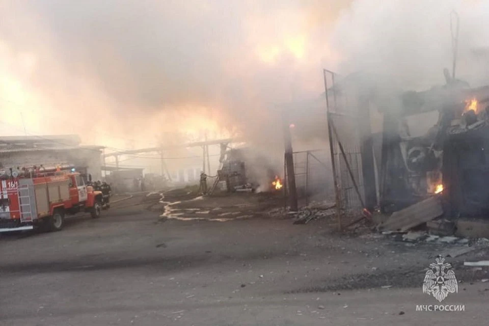 В тушении пожара участвуют восемь единиц техники и 24 человека. Фото: ГУ МЧС по Свердловской области