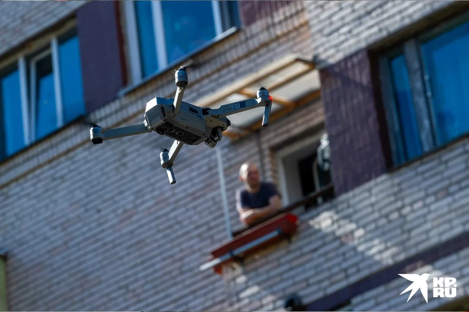 Если дрон летит в городе, соизмерить высоту его полёта можно с высотой домов.