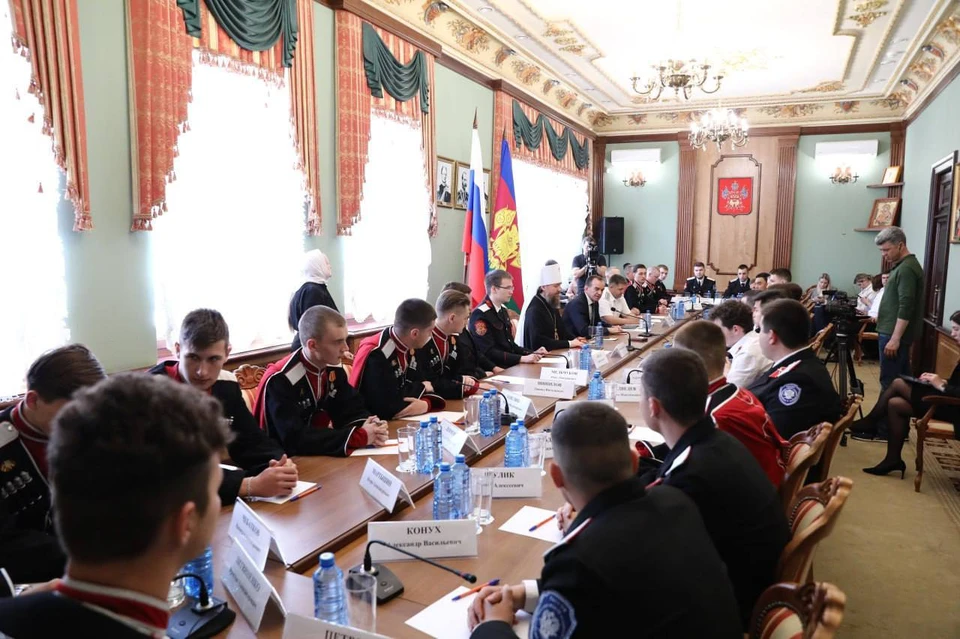 Губернатор региона встретился с молодыми казаками. Фото: пресс-службы администрации Краснодарского края.