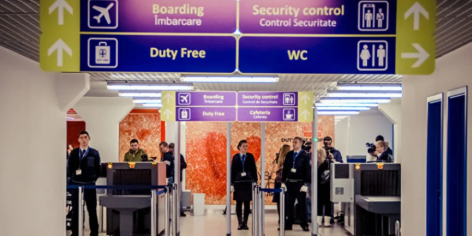 По прилету в аэропорт Кишинева обладатели российских паспортов часто подвергаются унизительной процедуре дополнительного досмотра. Фото:соцсети