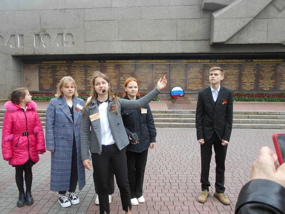 Юные экскурсоводы провели гостей по всем знаковым местам площади П.С.Нахимова. Фото автора