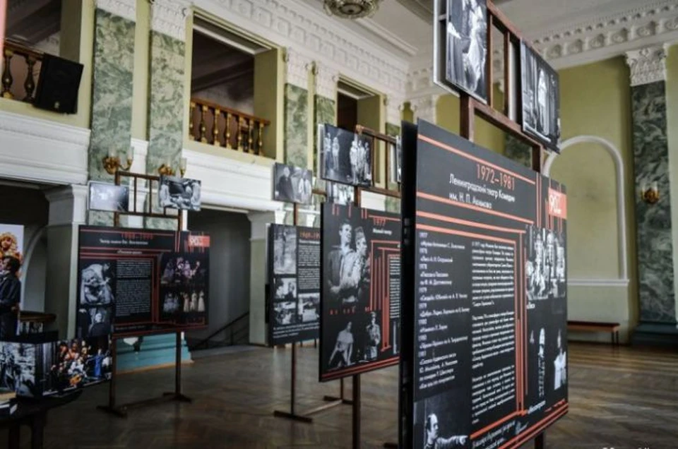 В фойе ДК имени Солдатова работает выставка фотографий, посвященная 90-летию основателя театра – Петра Фоменко.