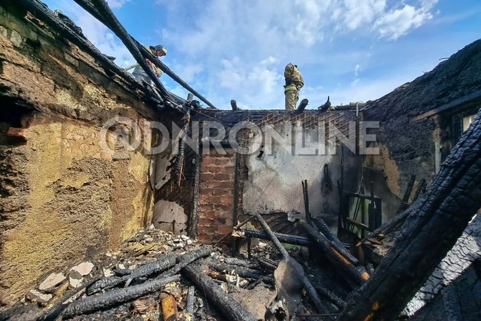 Огонь полностью уничтожил одну из квартир в доме на двух хозяев. Фото: ДНР Онлайн