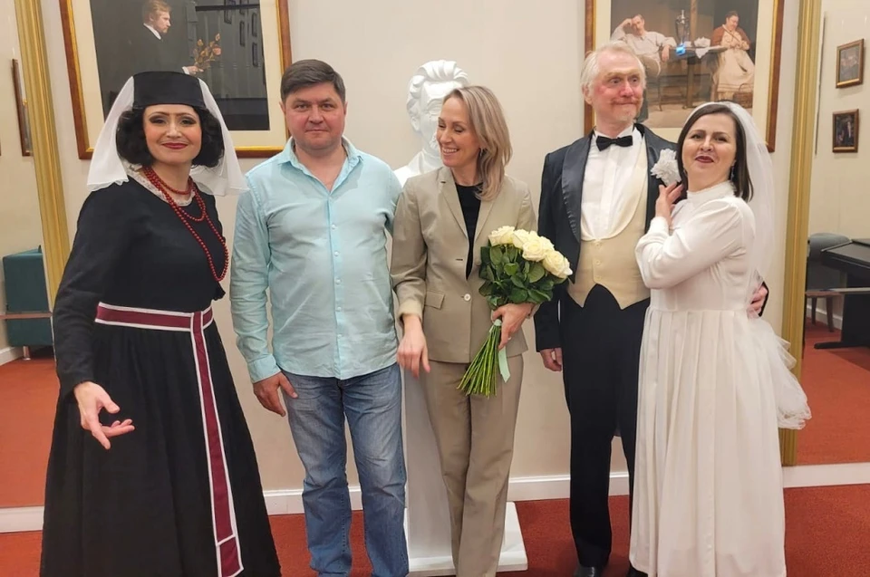 Пара сфотографировалась с актерами после спектакля. Фото: Предоставлено пресс-службой театра Афанасьева.