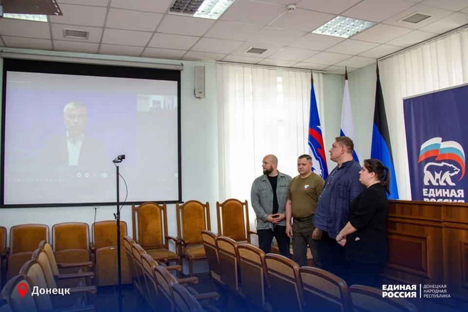 В Донецке партийцы также приняли участие в торжественном запуске процедуры праймериз, проходившей в Москве. Фото: ДРО «ЕР»