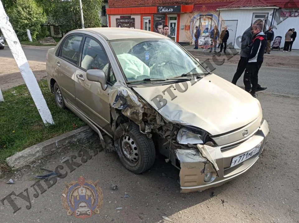 Нетрезвая автоледи в Тульской области протаранила припаркованный на обочине автомобиль