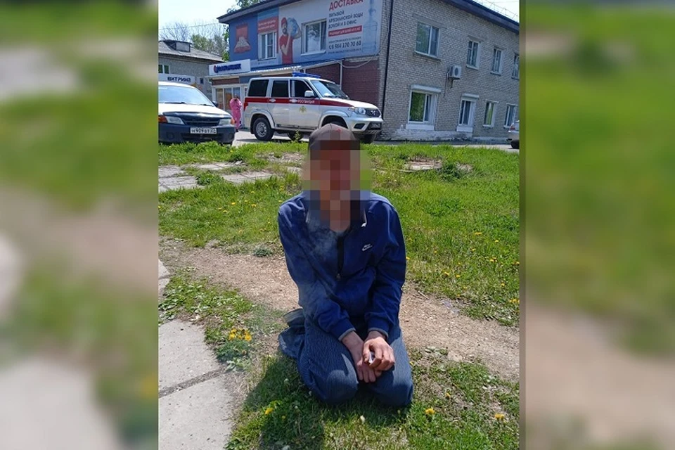Подозреваемый в наркоторговле мужчина выдал себя, присев на газон