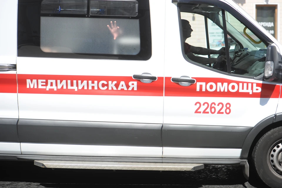Мужчину парализовало за рулем автомобиля на Тепловозной улице в Петербурге.