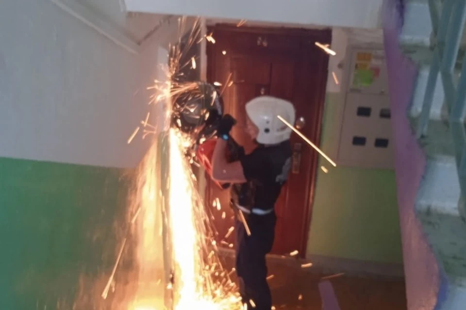 Спасателям пришлось вскрывать дверь блогера в квартиру. Фото: группа "Тагильский спасатель" во "Вконтакте"
