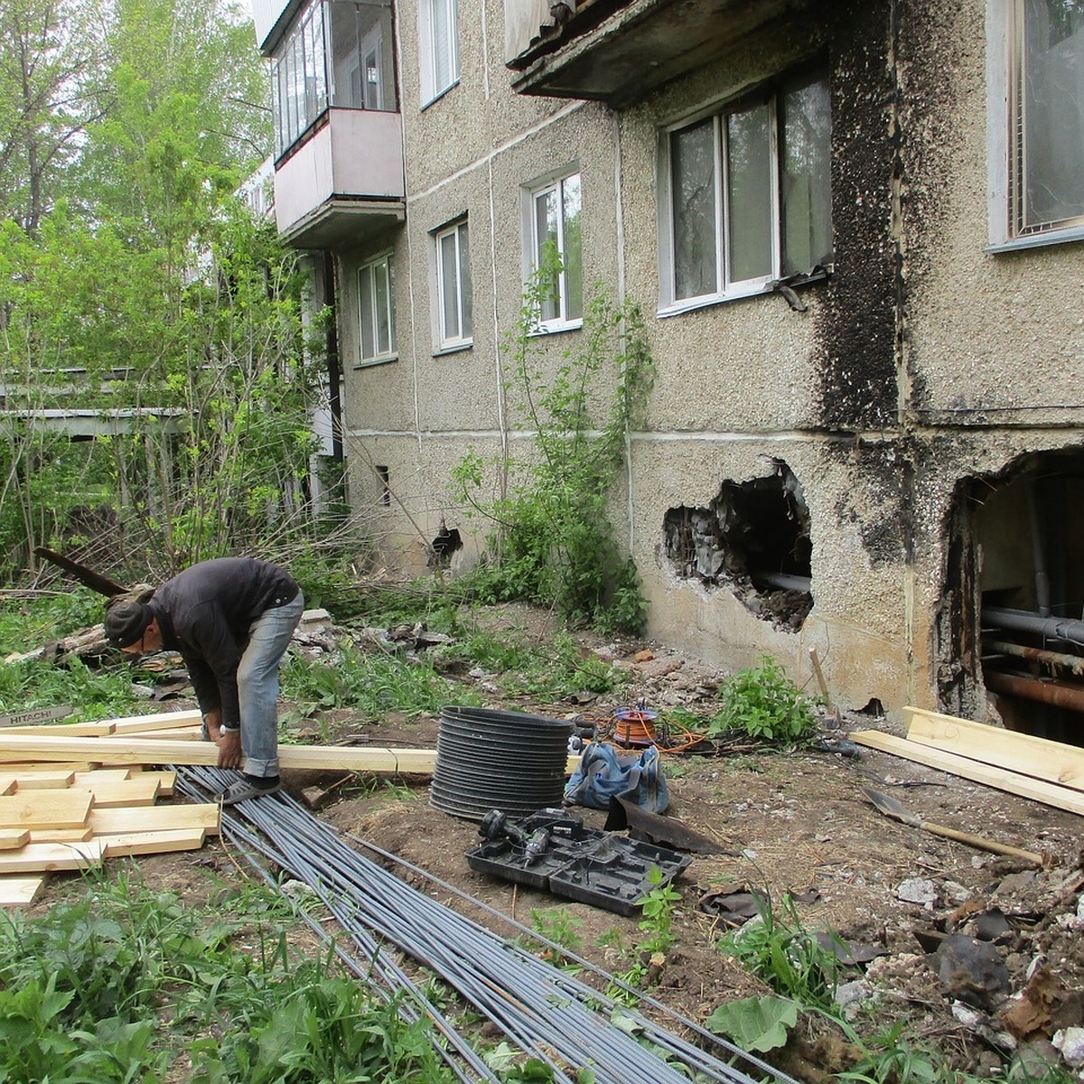 В пробитую грузовиком дыру вставят круглое окно: в Златоусте начали чинить  многоэтажку, в которую врезалась фура - KP.RU