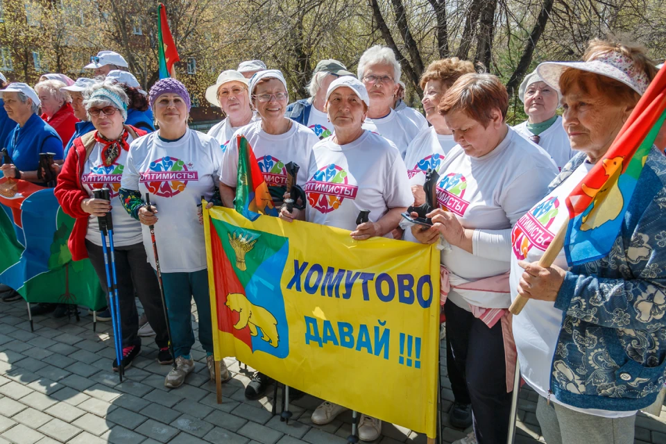 Около 250 пенсионеров Иркутского района приняли участие в фестивале скандинавской ходьбы. Фото: Александр Новиков