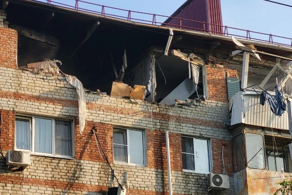 Взрывной волной разрушило фасад на пятом этаже.