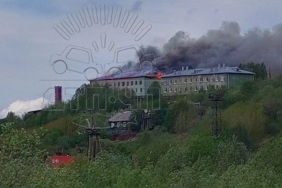 Пожарно-спасательные подразделения продолжают работать на месте происшествия. Фото: vk.com/murmansk_dtp