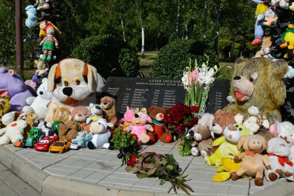 В память безвинных жертв в донецком парке Ленинского комсомола основана Аллея Ангелов. Фото: ОД «Донецкая Республика»