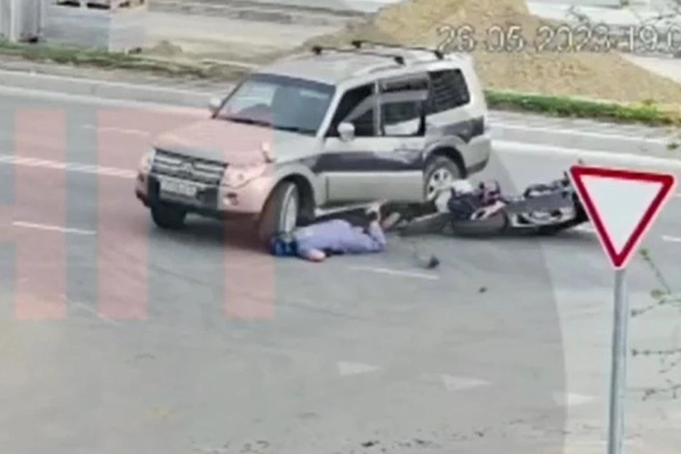 Девушка-пассажир мотоцикла погибла в ДТП на Сахалине. Скан видео Telegram-канала «ЧП САХАЛИН»