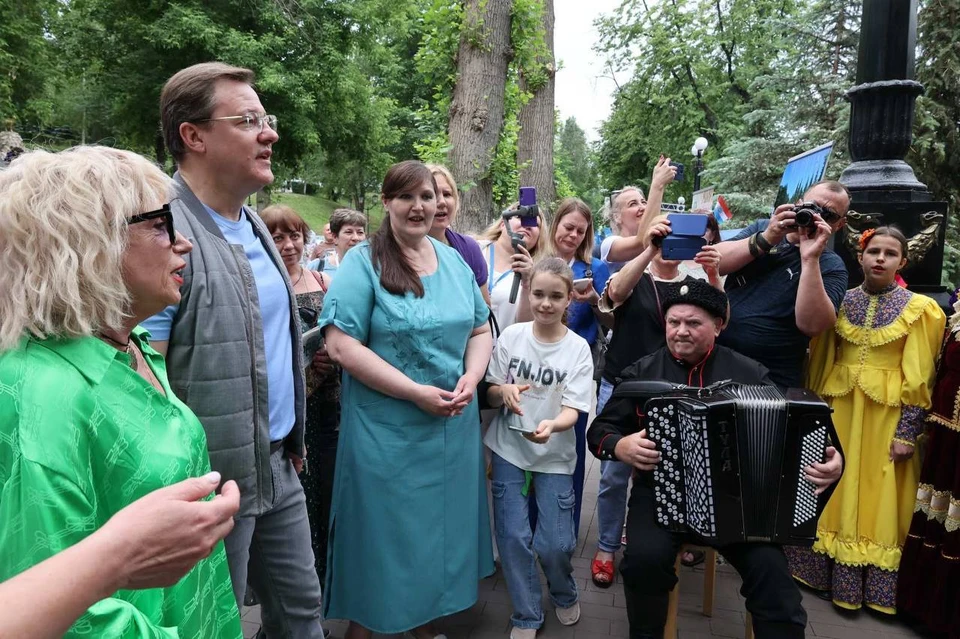 Глава региона поздравил самарских журналистов. Фото: Светлана Осьмачкина