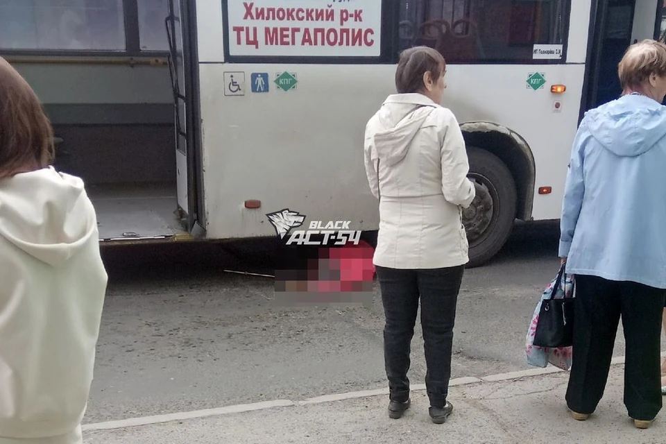 В Калининском районе Новосибирска произошло смертельное ДТП. Фото: АСТ-54 Black