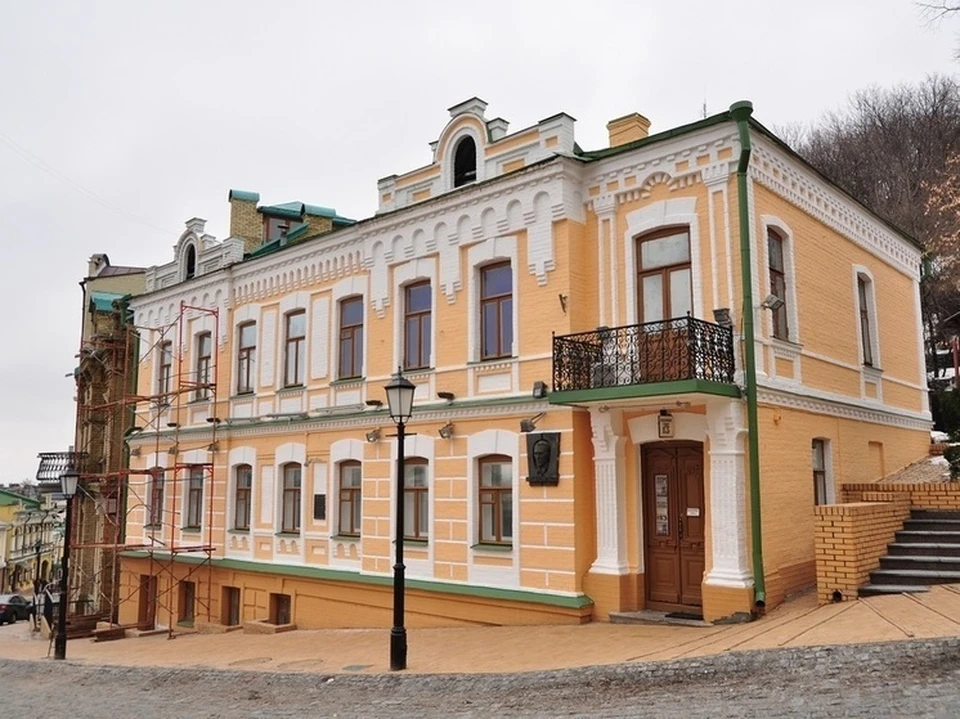 Мемориальную доску на фасаде музея Булгакова в Киеве перевели на украинский язык