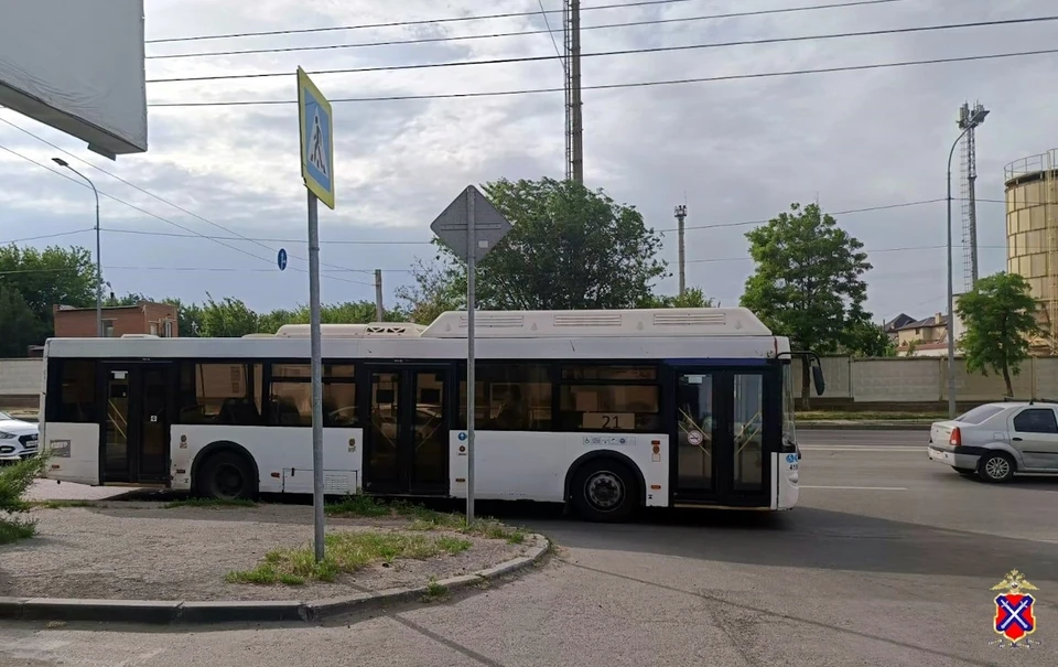 В центре Волгограда в резко остановившемся автобусе упала 54-летняя пассажирка