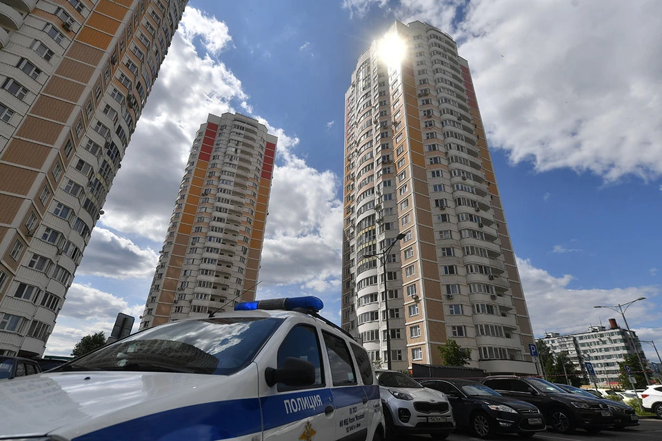 Беспилотники попали в два жилых дома в Москве, в результате происшествия никто не пострадал.