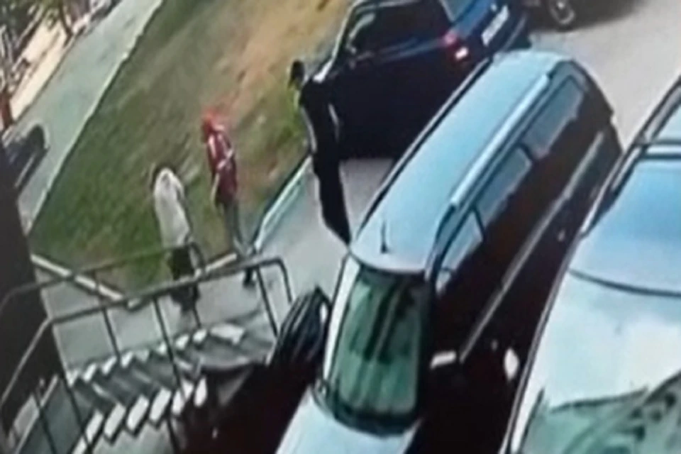 В Новосибирске двое парней нападали на бабушек на улице средь бела дня. Фото: стоп-кадр.