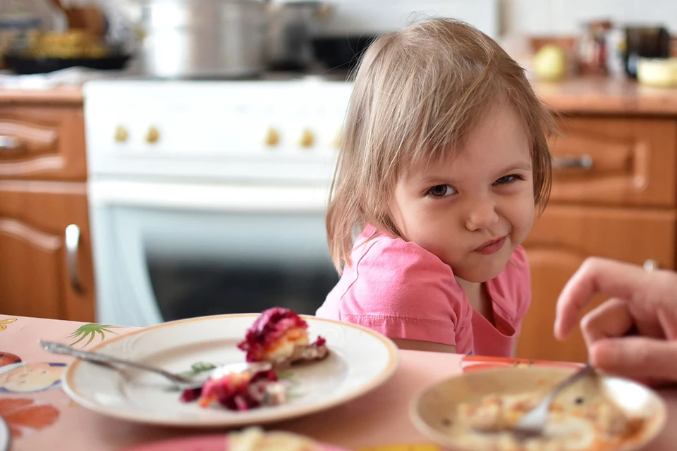 Когда ребенок отказывается от блюда, зачастую родители пробуют прибегнуть к давлению и угрозам
