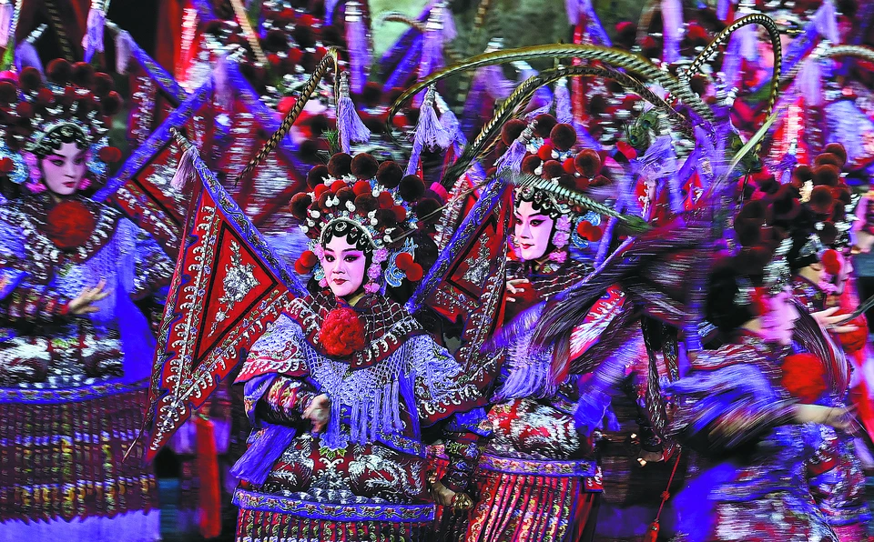 Артисты ставят традиционный оперный спектакль во время церемонии закрытия 9-го Китайского фестиваля оперного искусства Циньцян, 24 июня 2022 г. в Сиане, провинция Шэньси.