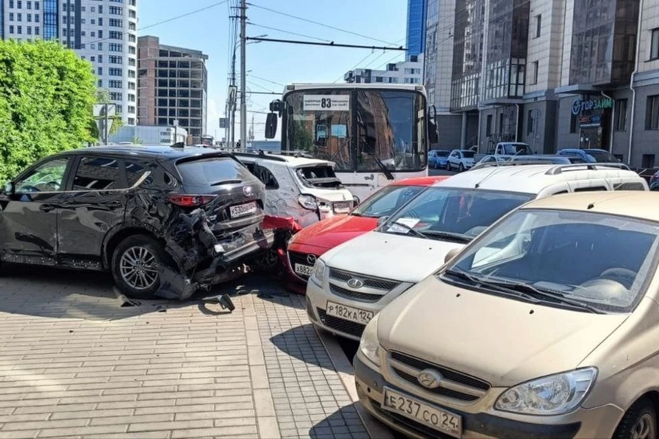 В Красноярске автобус врезался в пять припаркованных автомобилей. Фото: ЧП-Красноярск
