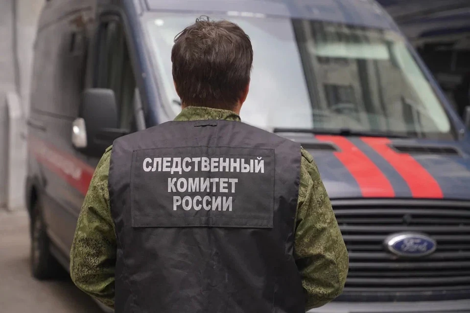 Злоумышленник скрылся, избавился от вещей убитого, а также от своей обуви, выбросив их в мусорный контейнер.