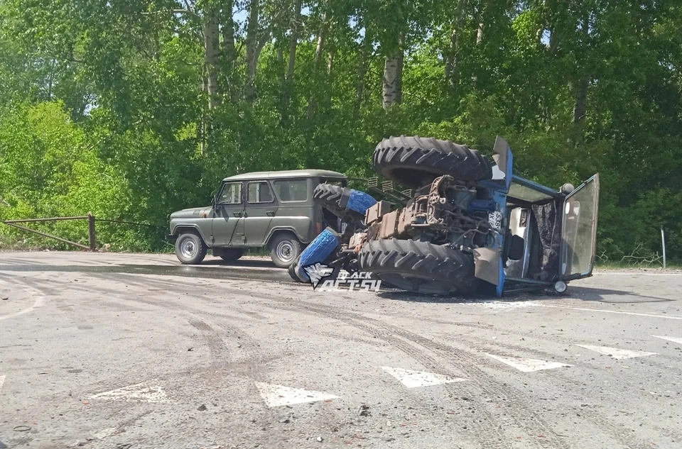 Трактор перевернулся на бок после ДТП с иномаркой. Фото: "АСТ-54"