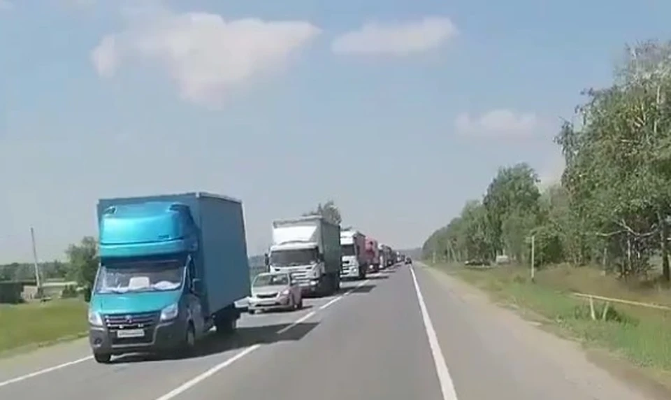 Жители встали в пробках в нескольких уголках региона