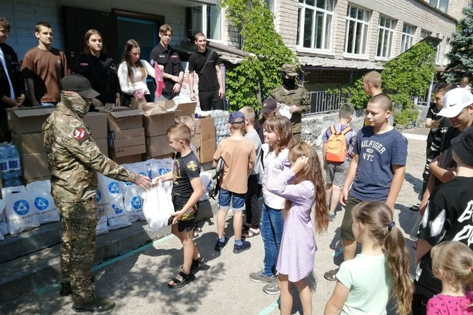 Организаторы праздника поздравили детей и вручили им сладкие презенты. ФОТО: телеграм-канал главы ВГА Энергодара Эдуарда Сеновоза