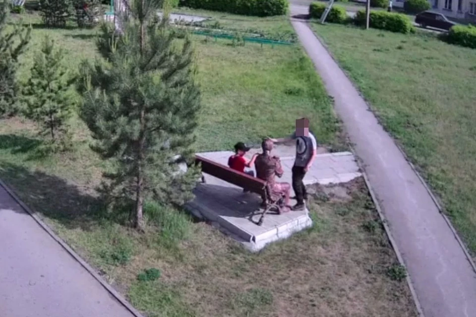 Подросток ударил памятник. Фото: скриншот из видео