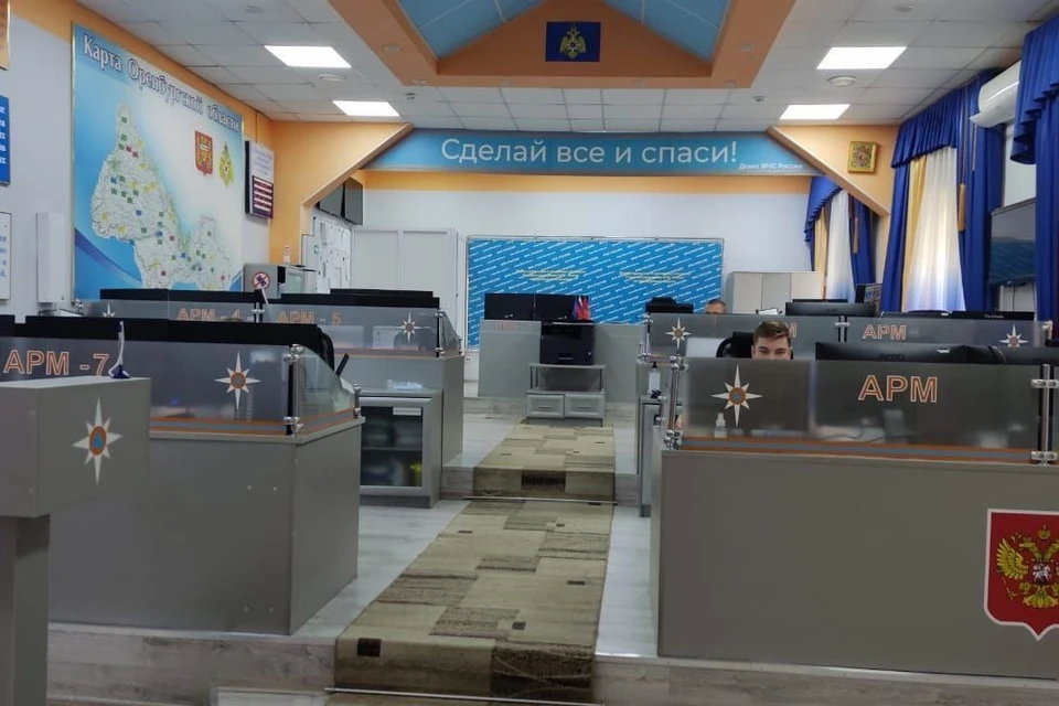 По легенде, в диспетчерскую службу поступила информация о том, что самолет упал на жилой многоквартирный дом на проспекте Парковом.