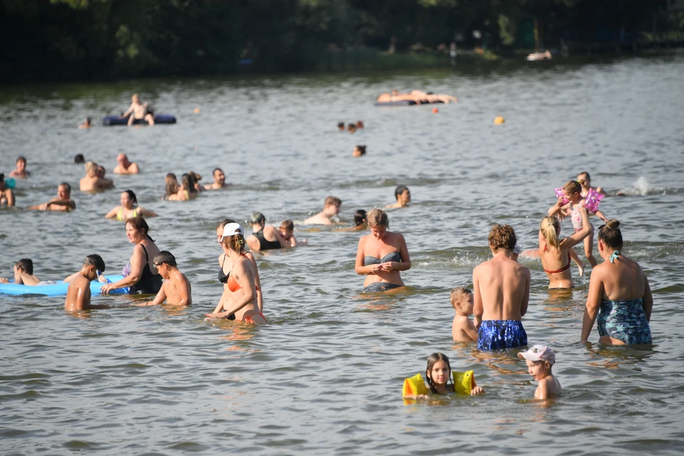 Август можно ли купаться. Пляж на озере. Купание в озере. Купаться в озере. Челябинский пляж.