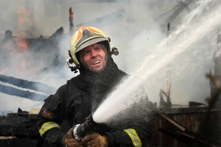 Огонь перкинулся на лес: в Иркутской области перевернулся и воспламенился топливозаправщик