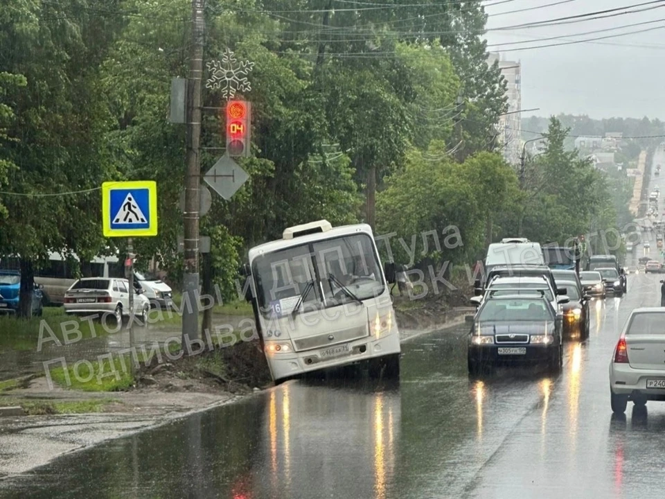 В Туле на улице Кутузова пассажирский автобус съехал с дороги и провалился в яму