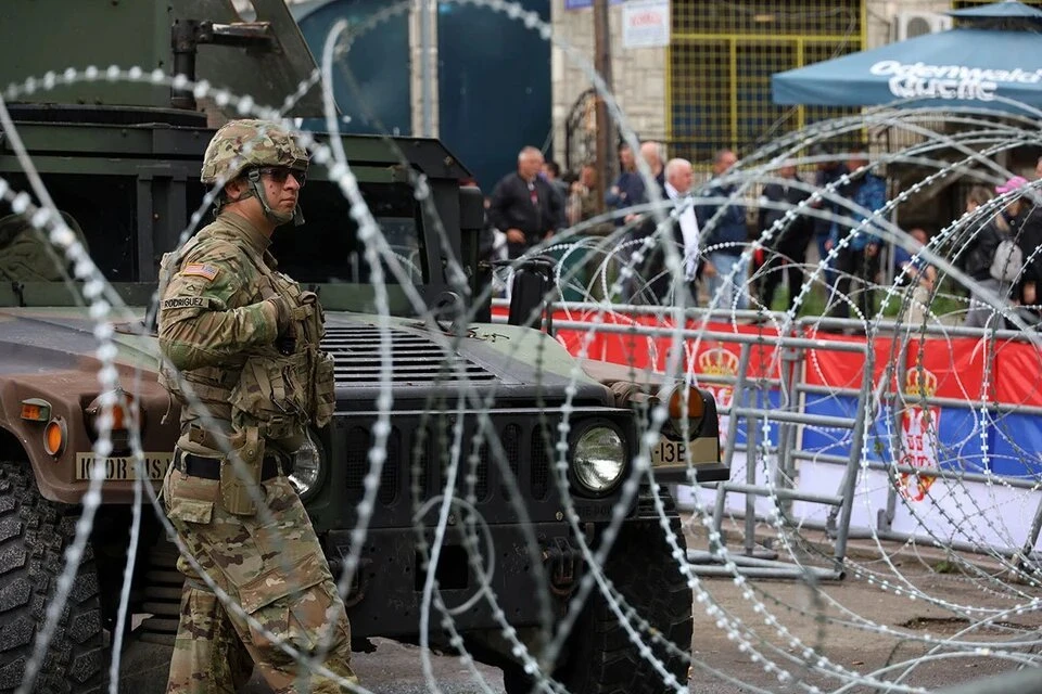 Guardian: Сербы на севере Косово нанесли на машины НАТО букву Z