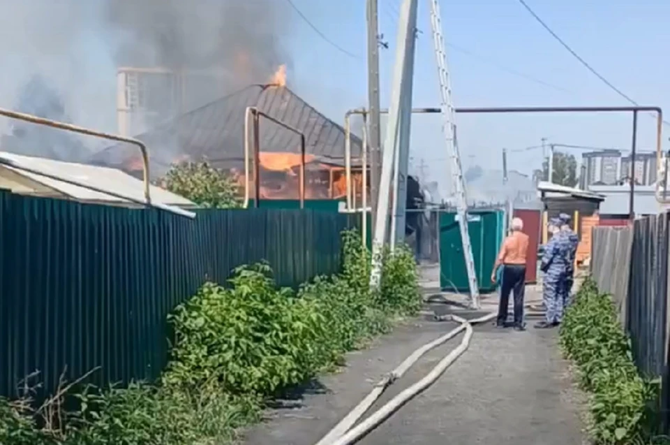 Пожар случился на улице Кавалеристов. Фото: кадр из видео АСТ-54.