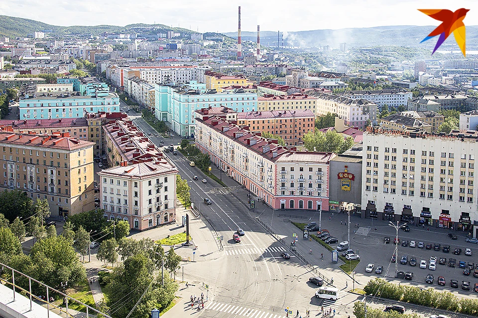 В центре Мурманска, на площади Пять Углов, меняют дорожные знаки.