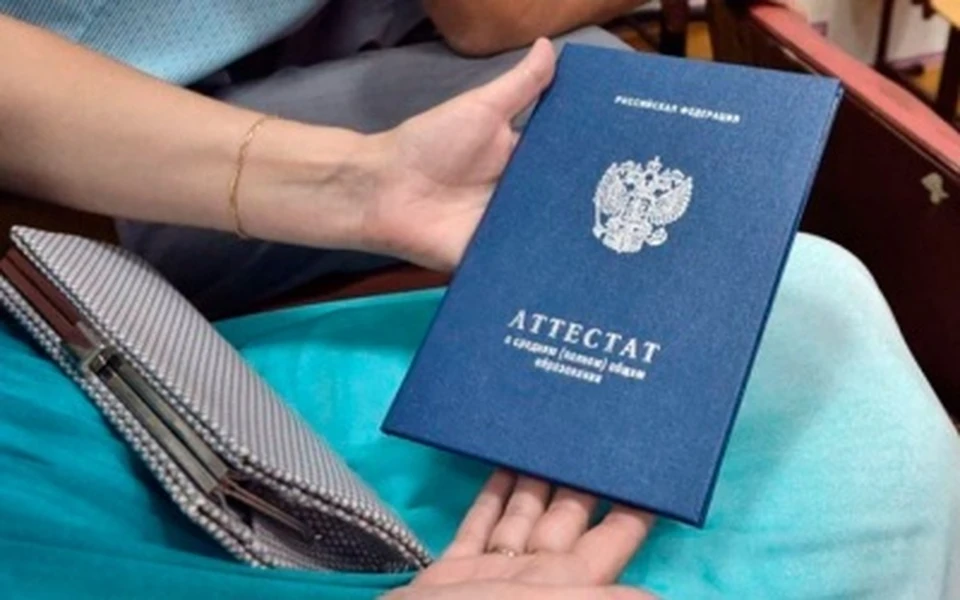 В Белгородской области выпускникам 9-х и 11-х классов начали вручать аттестаты.