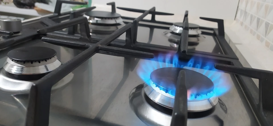 Жители Астраханской области массово жалуются на запах газа