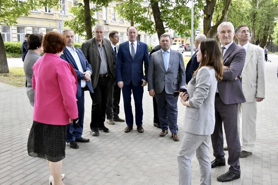 Депутаты на набережной Вышнего Волочка - здесь идёт благоустройство. Фото: ЗСТО