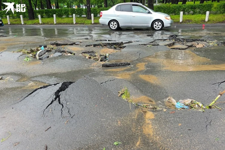 Смыло асфальт, текут крыши, дыры в земле: что произошло на второй день потопа из-за ливней во Владивостоке