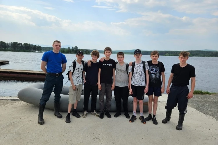 «Взвалили на плечи и поплыли»: на Урале шестиклассники спасли тонущего в пруду взрослого