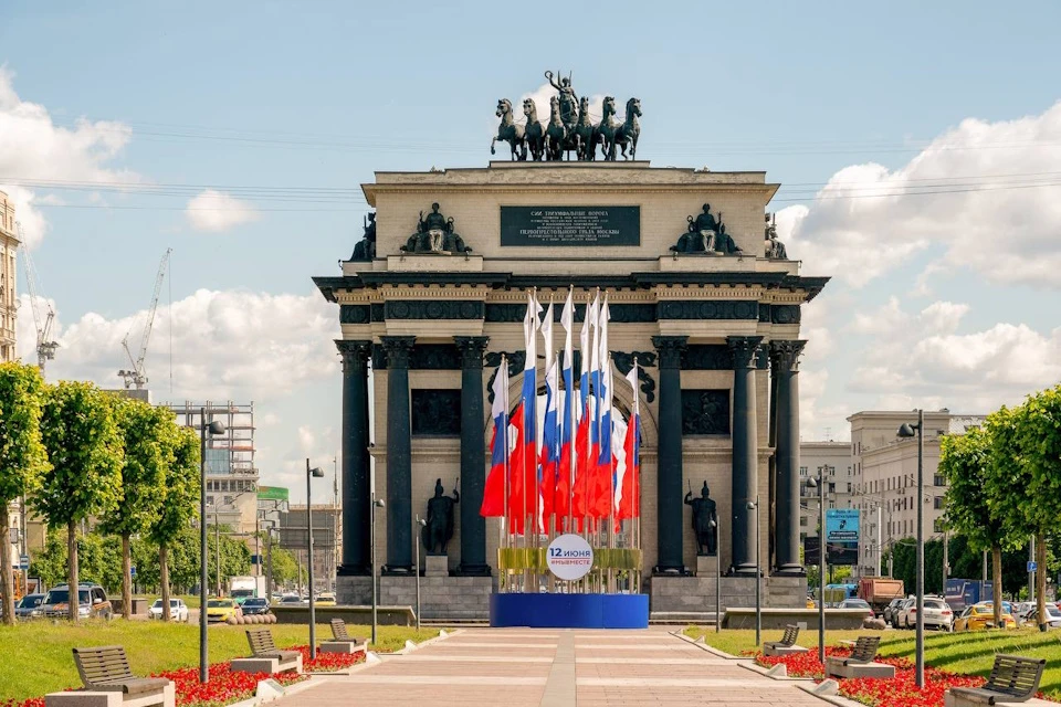 Ко Дню России Москву украсили более 4 тысячами флагов