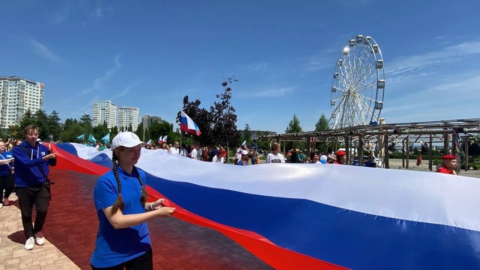 В парке развернули стометровый триколор. Фото: ЦПКиО