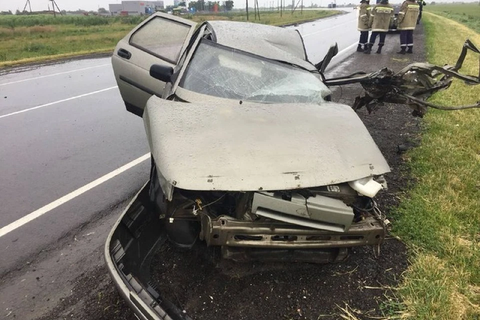 Водитель отечественного авто не справился с автомобилем и врезался в грузовик. Фото: УГИБДД по Ростовской области